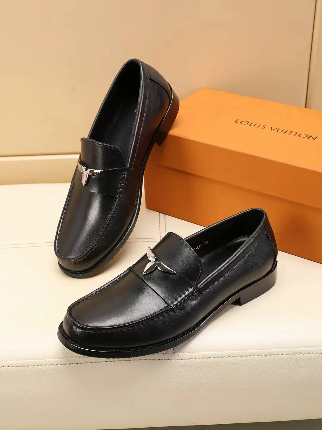 Men's shoes 440 💰 Louis Vuitton LV ® 🆕 model 🔛Full shoe counter, first layer cowhide, 🐂leather lined casual shoes for men, super soft outsole, essential for driving. Synchronized with the counter, original first layer cowhide, completely 1:1 mold customization🌹top version, color optional! Number: 39-44 (customized at 38.45.46)